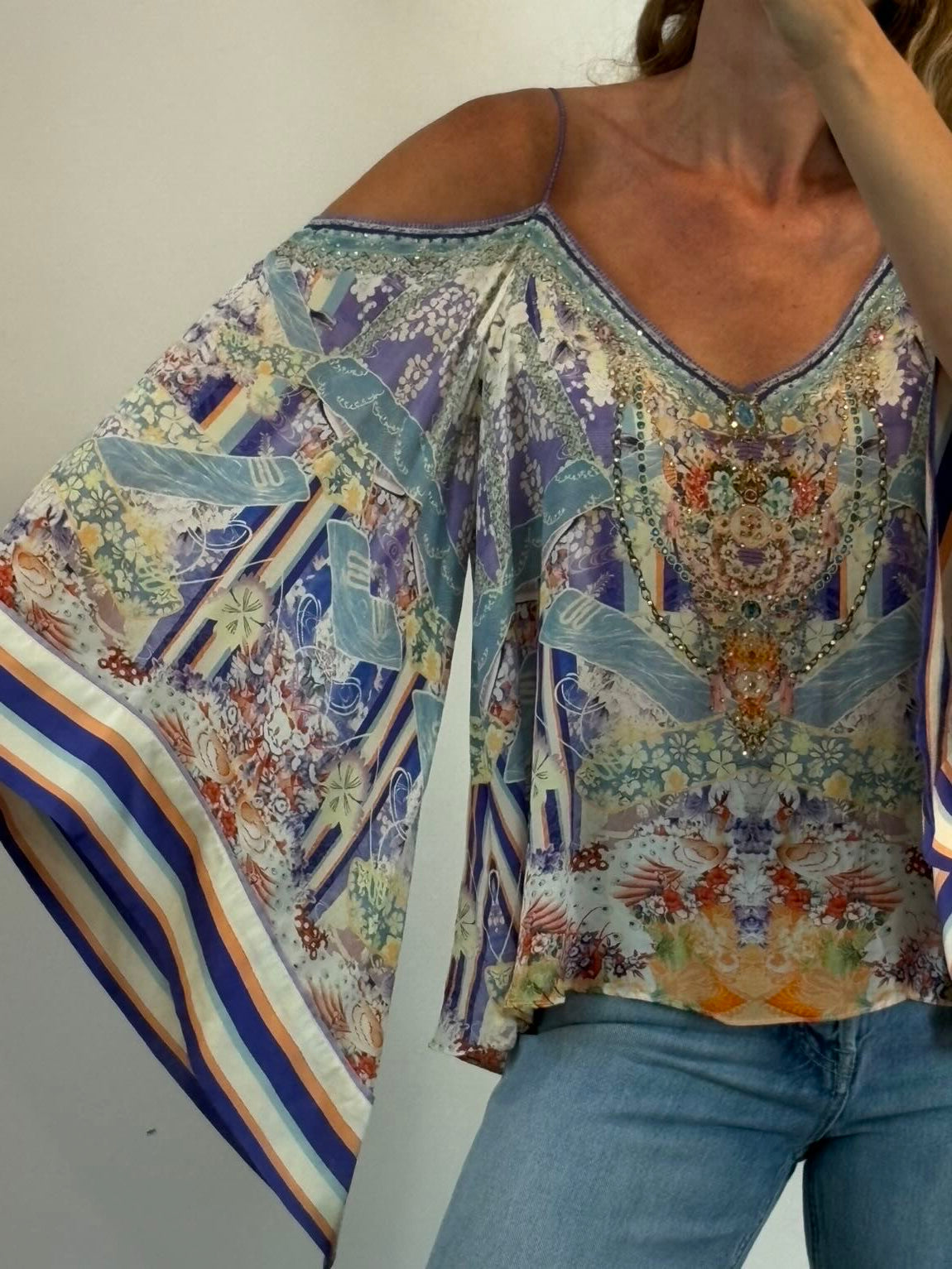 CAMILLA. Top seda estampado y pedrería