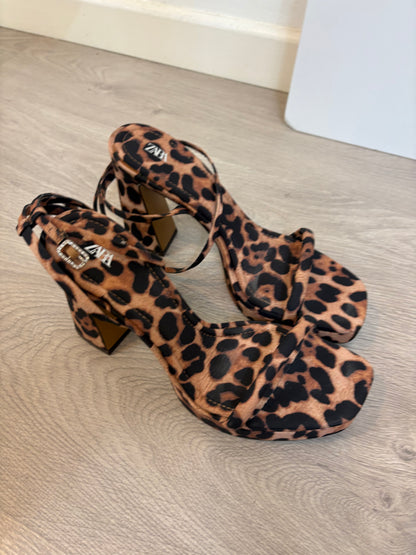 ZARA. Sandalia animal print. T 38