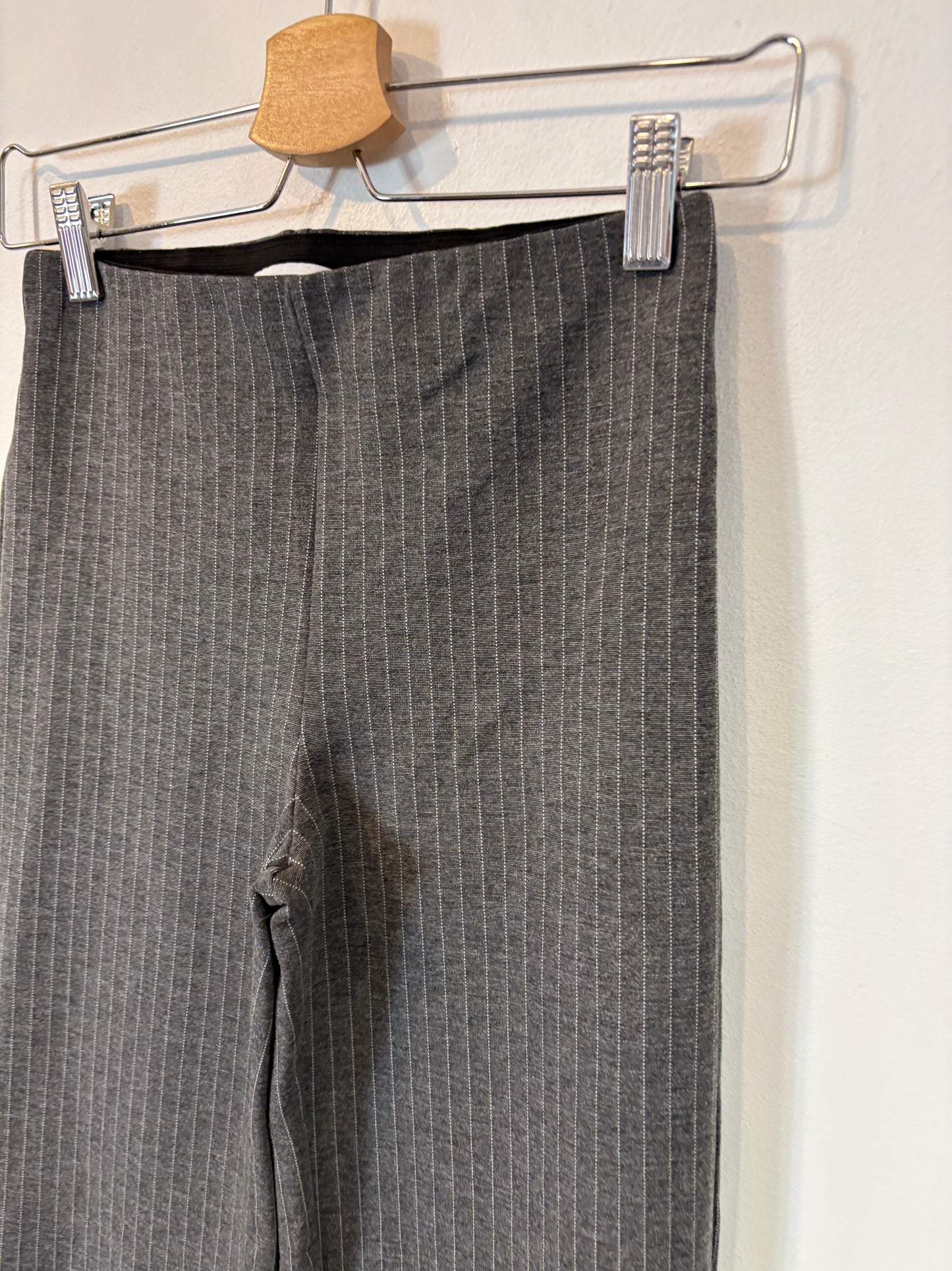 MANGO. Total look gris raya diplomática