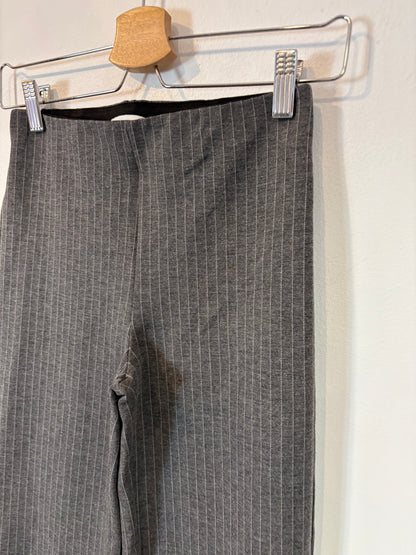 MANGO. Total look gris raya diplomática