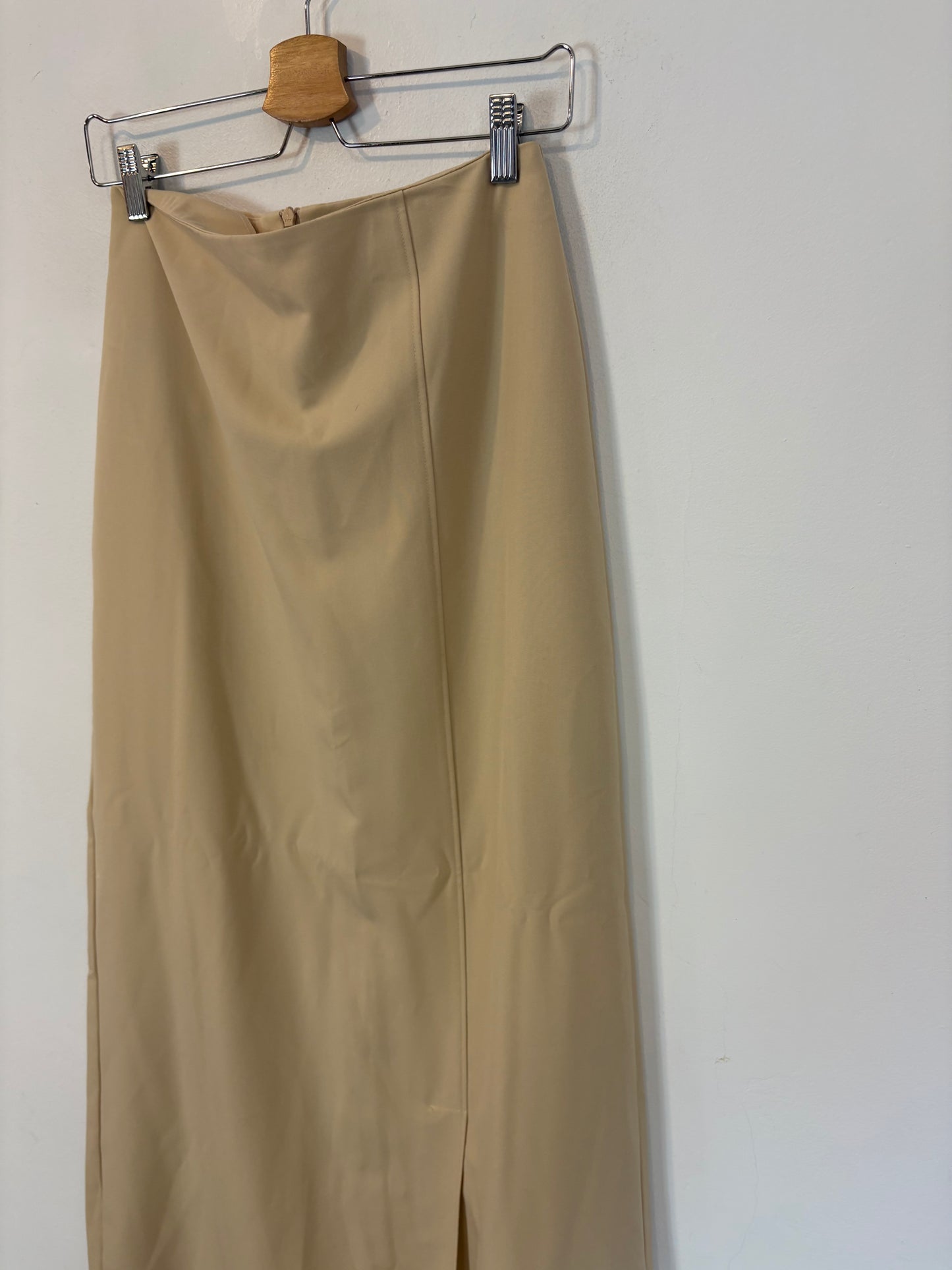 MANGO. Falda larga beige abertura