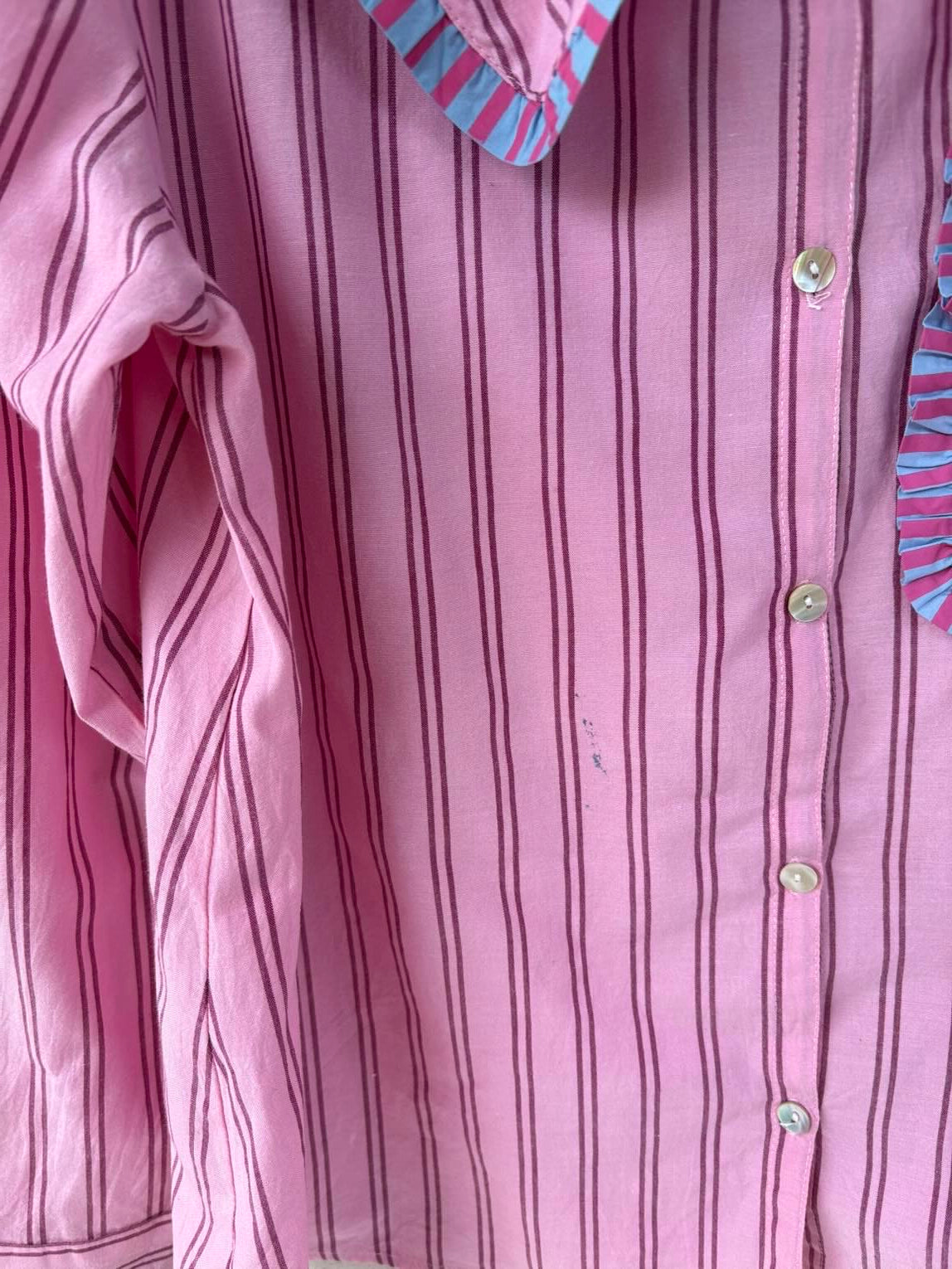 COOSY. Blusa rosa volantes mini