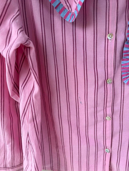 COOSY. Blusa rosa volantes mini