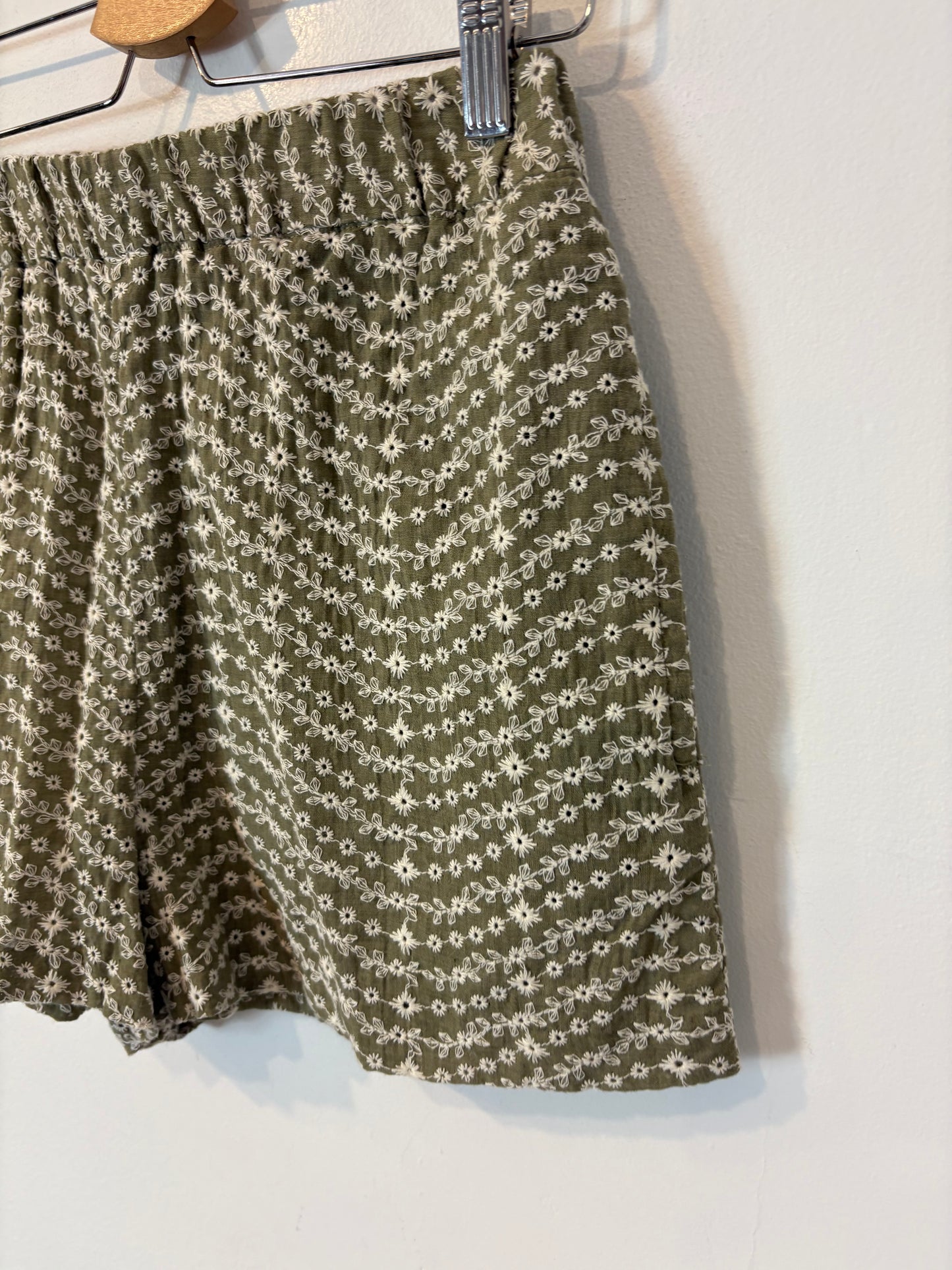 ZARA. Green shorts with embroidered flowers Ts