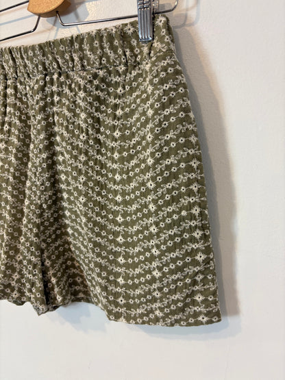 ZARA. Green shorts with embroidered flowers Ts
