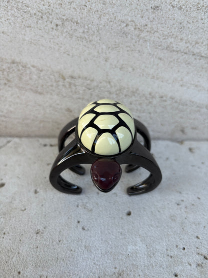 BIMBA Y LOLA. Brazalete rígido tortuga
