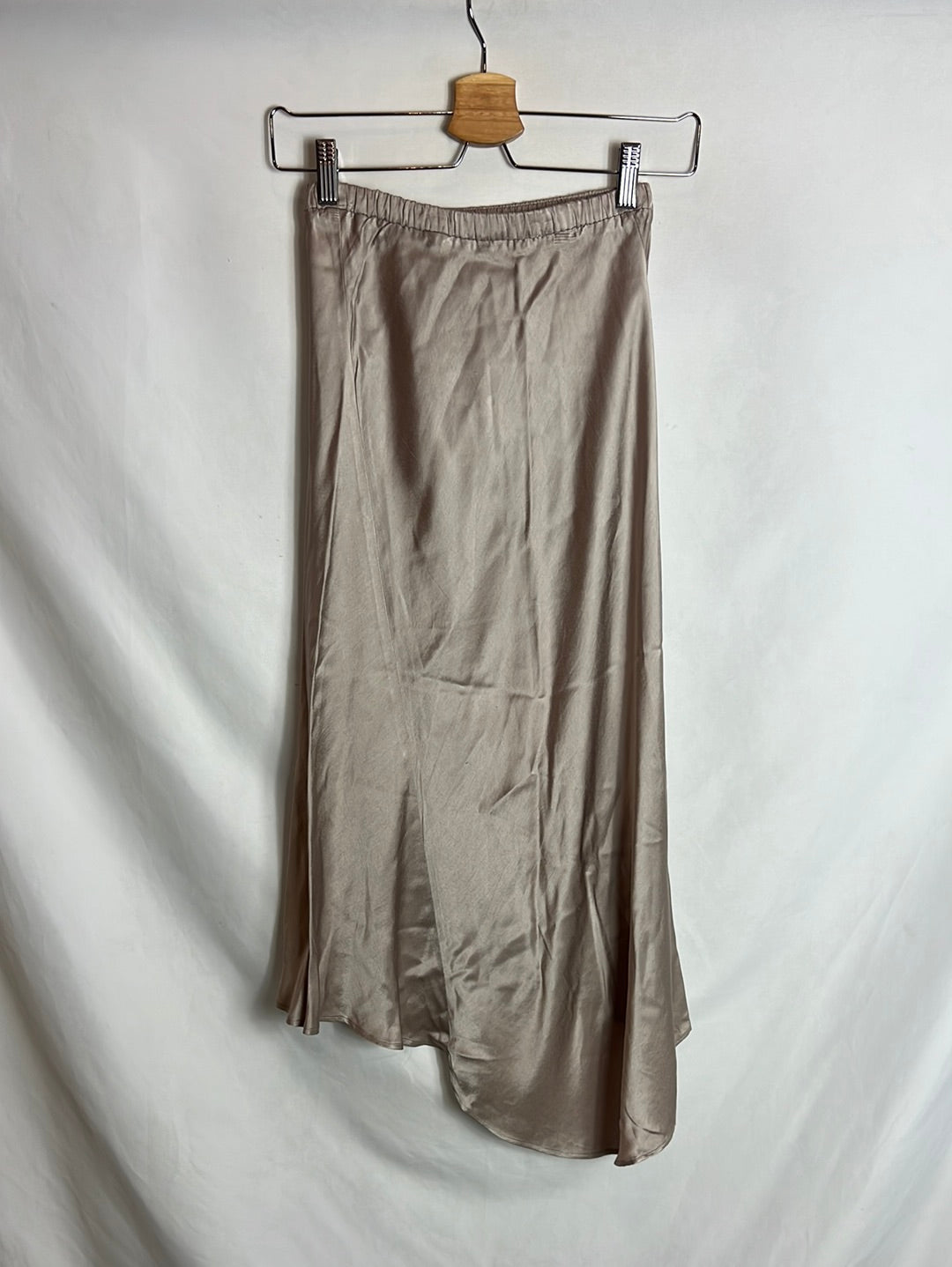 ZARA. Falda midi color topo asimétrica satinada. T XS