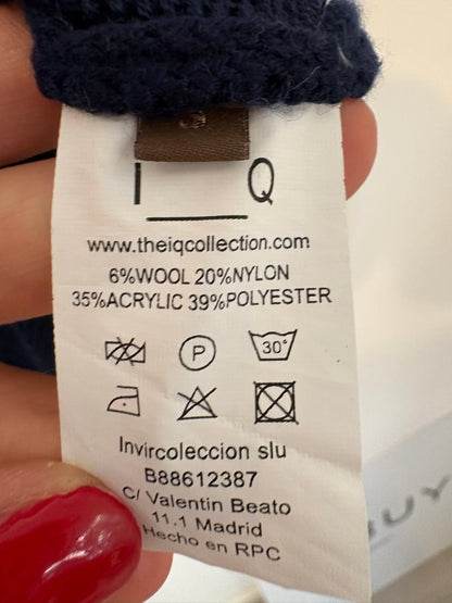 IQ. Jersey azul dibujo con lana