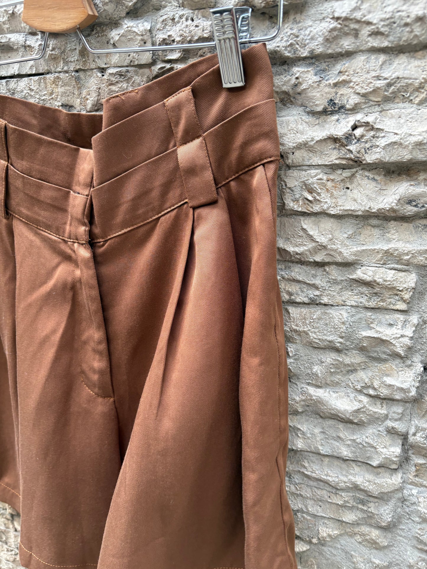 NERATTA. Bermuda marrón fluida