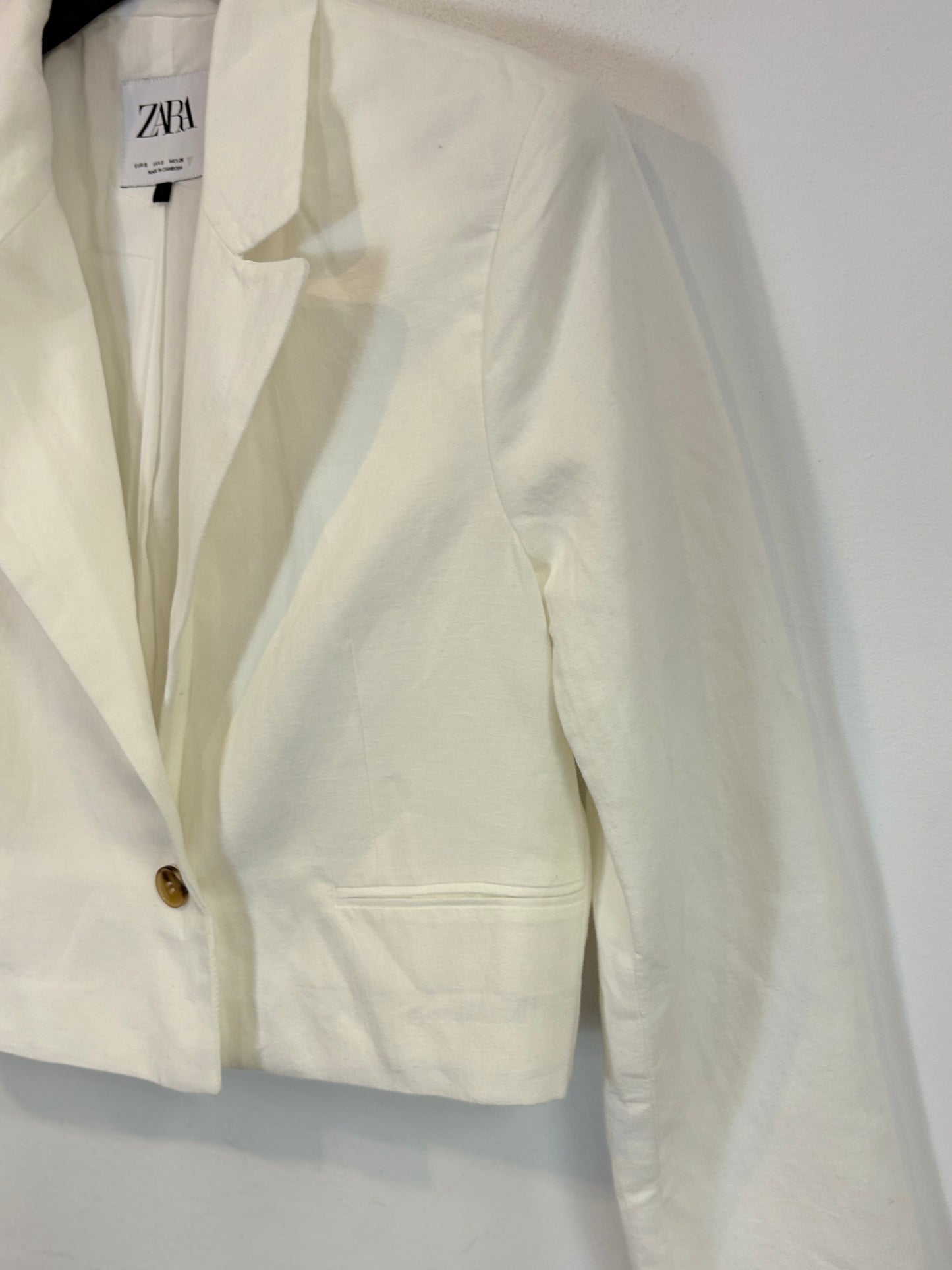 ZARA. Chaqueta blanca mezcla cortita