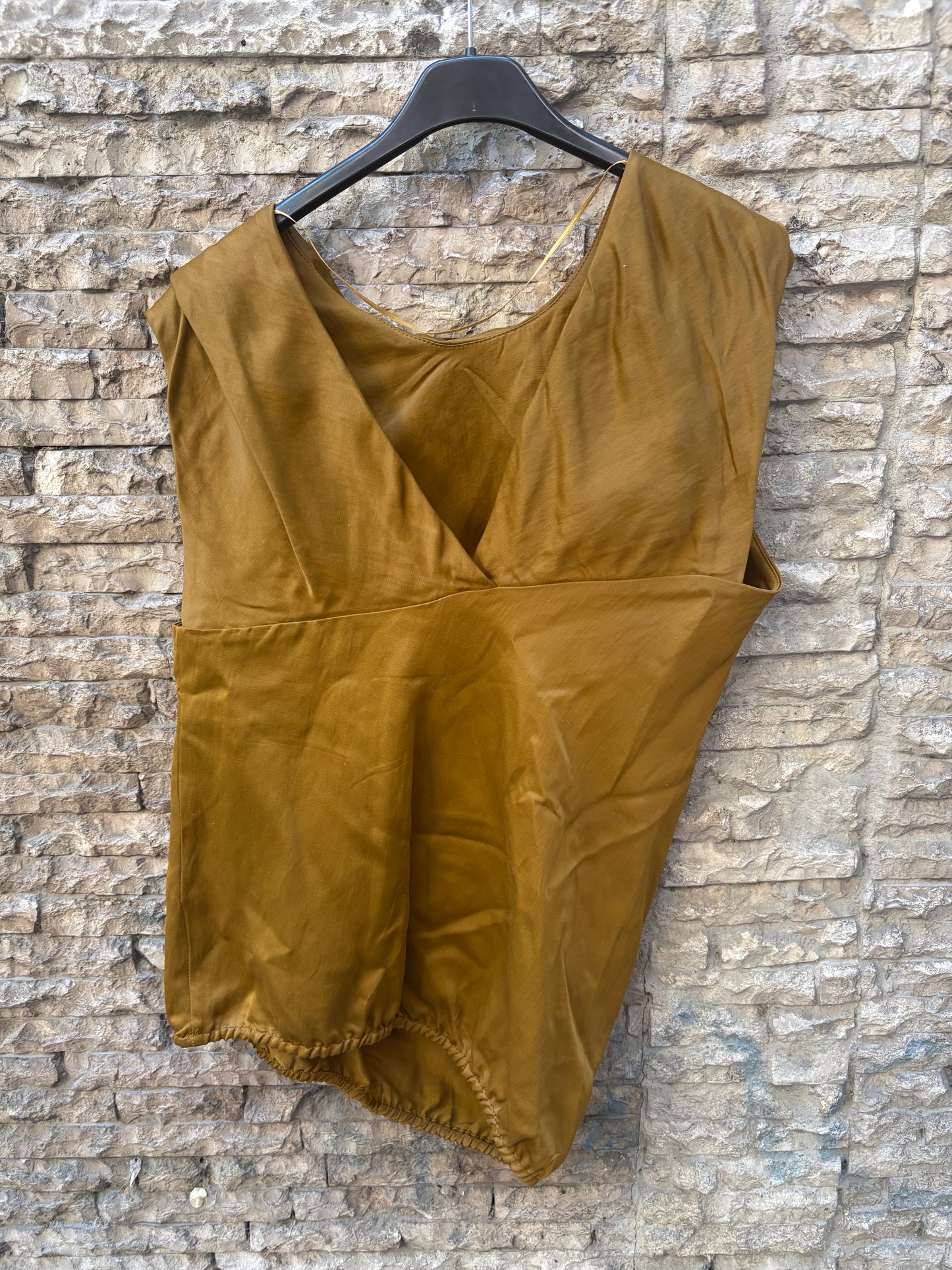 ZARA. Top satinado caqui. T M