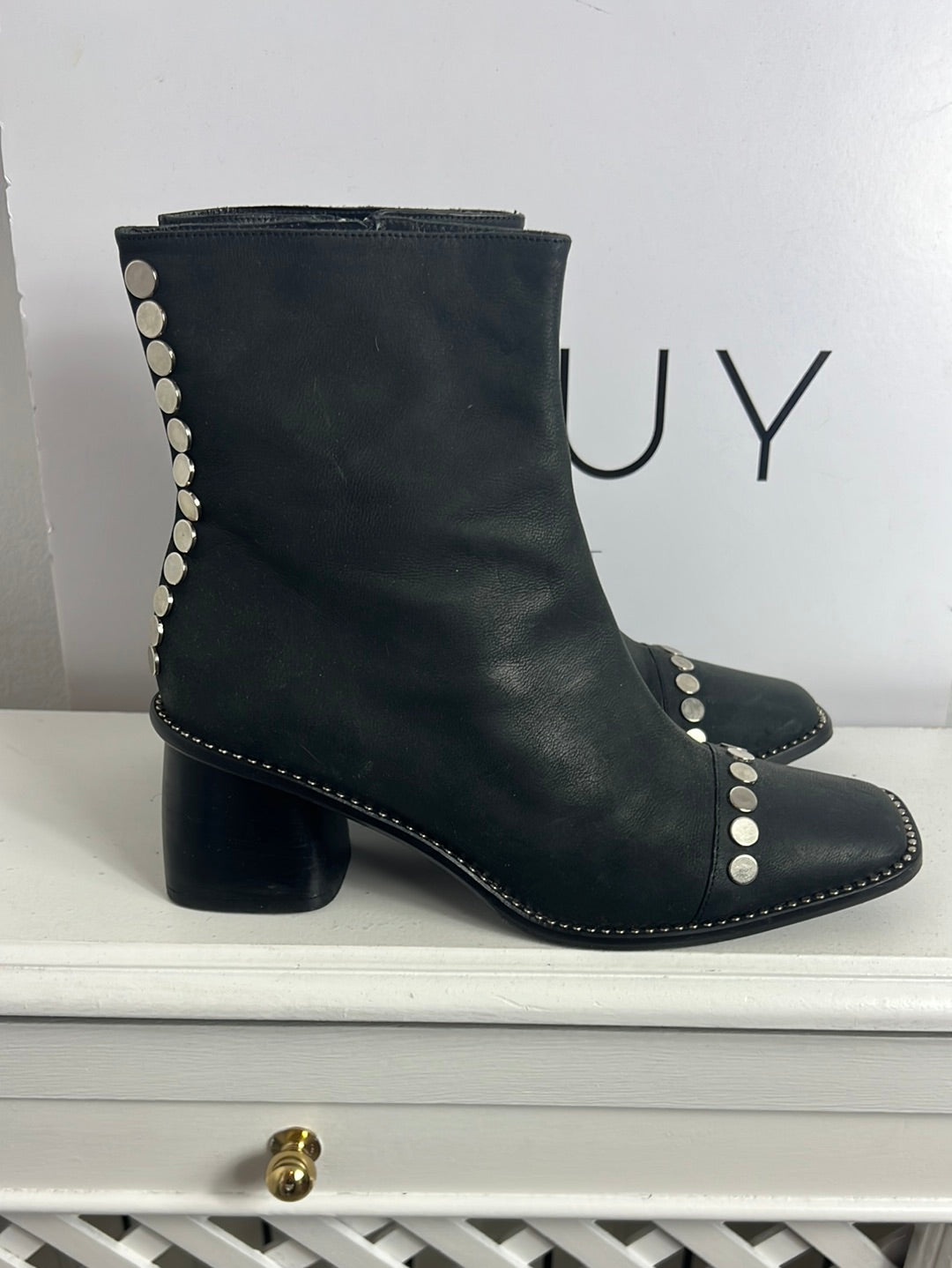 MICUIR. botas negras tachuelas T.39