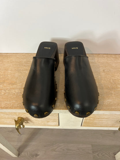 MANGO. Zuecos negro tachuelas. T 37