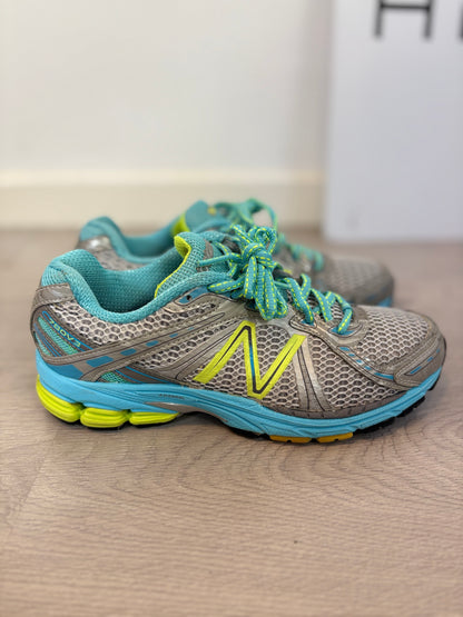 NEW BALANCE. Zapatillas running 780V3. T 38