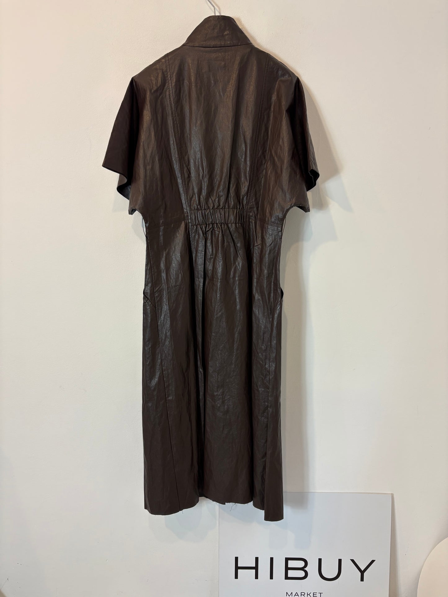 ADOLFO DOMINGUEZ. Vestido midi marrón efecto piel