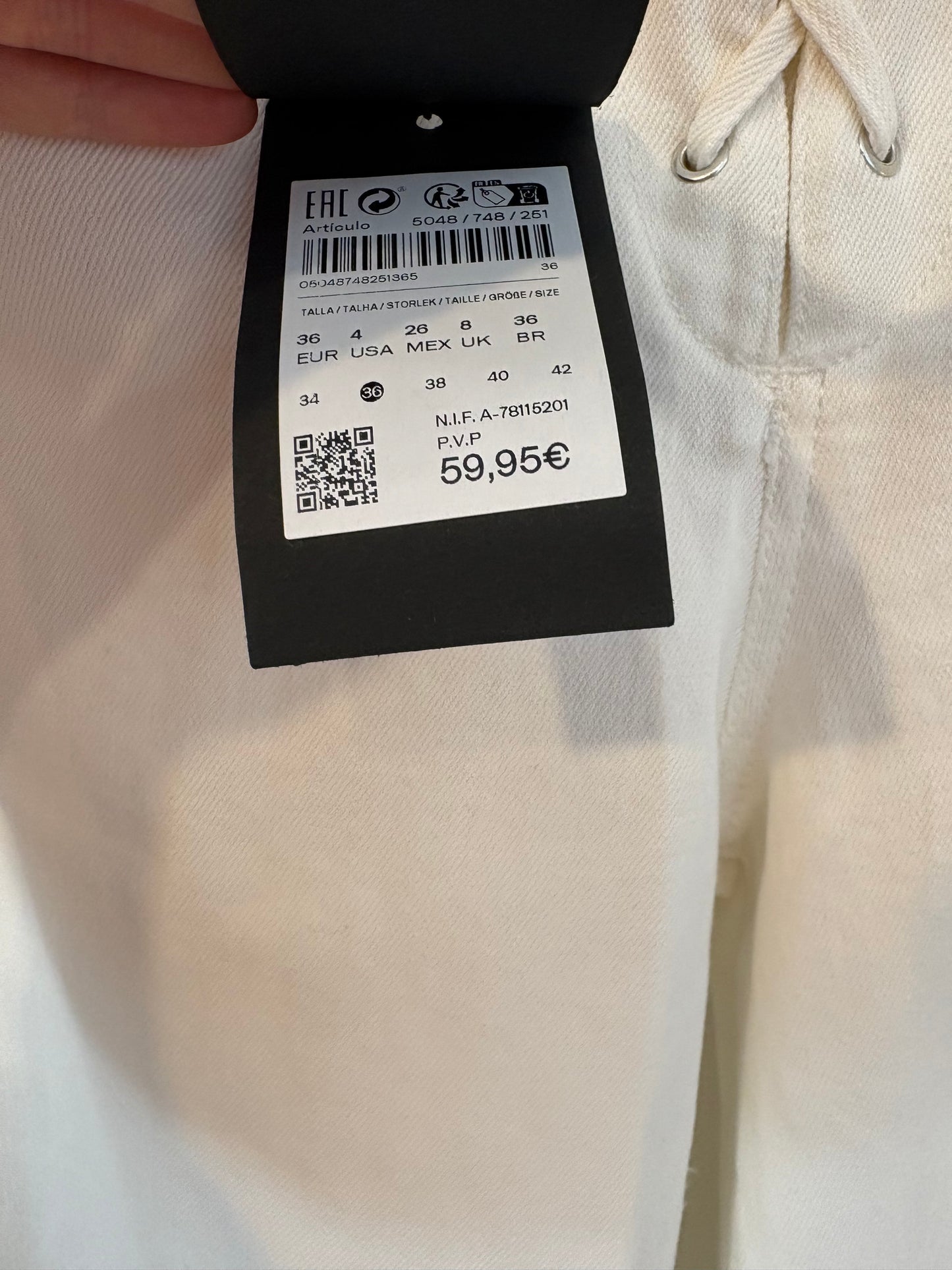 MASSIMO DUTTI. Denim blanco pata ancha