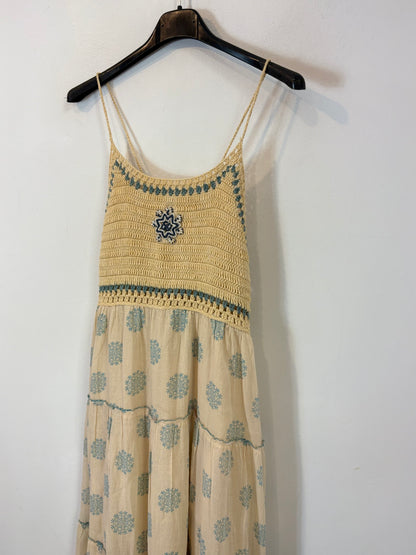 Vestido largo fluido atado al cuello