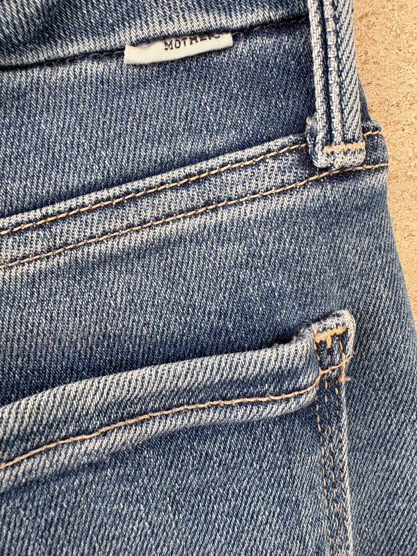 MOTHER. Denim ligeramente acampanado