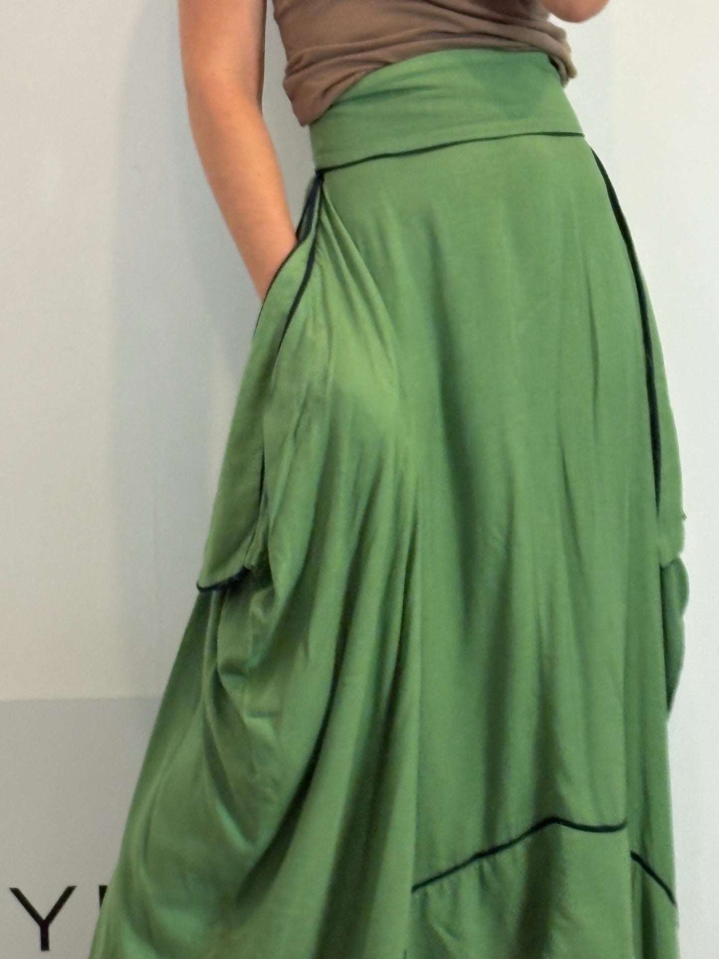IQ COLLECTION. Falda midi verde asiemtrica