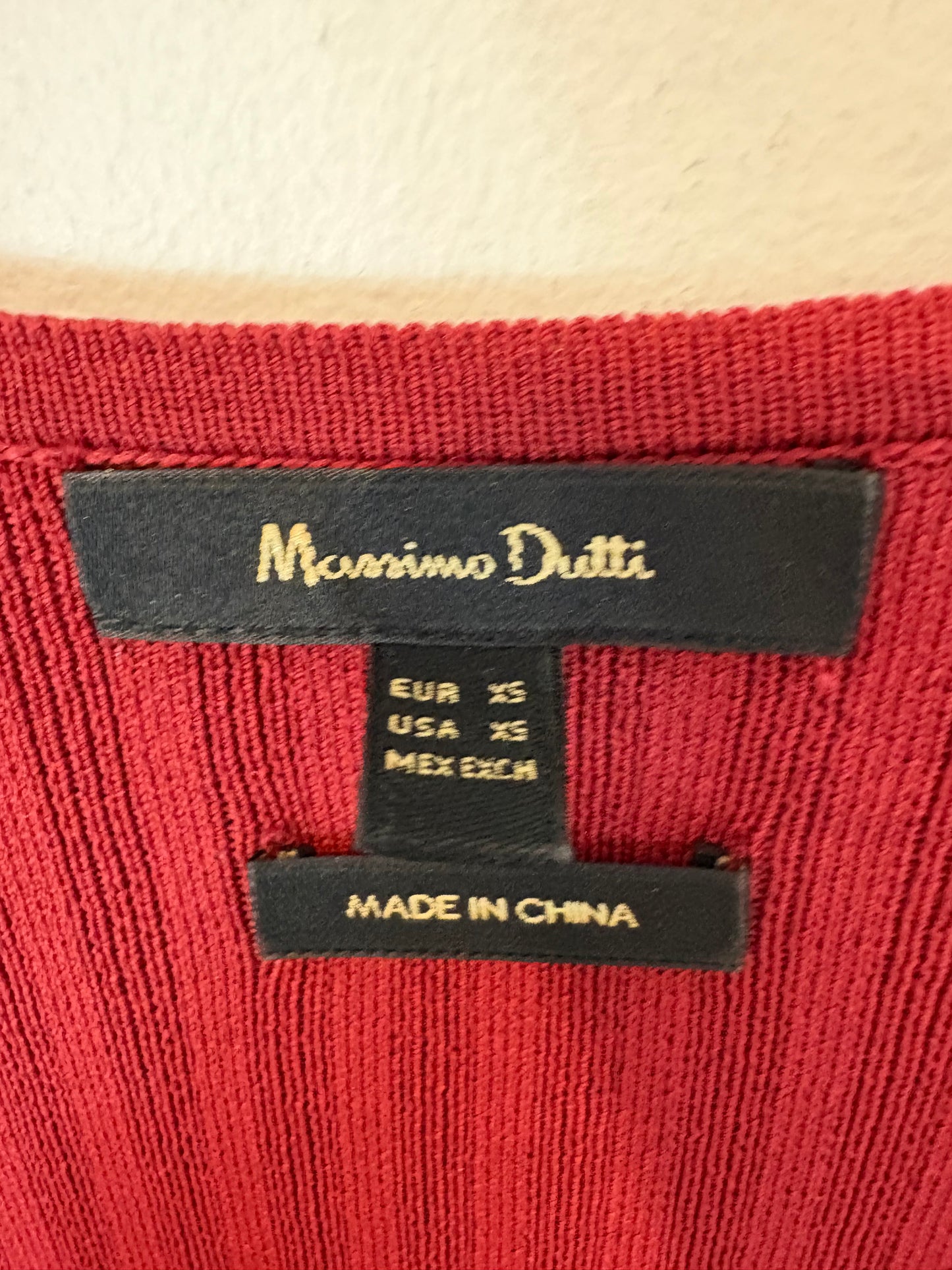 MASSIMO DUTTI. Vestido midi burdeo. T XS