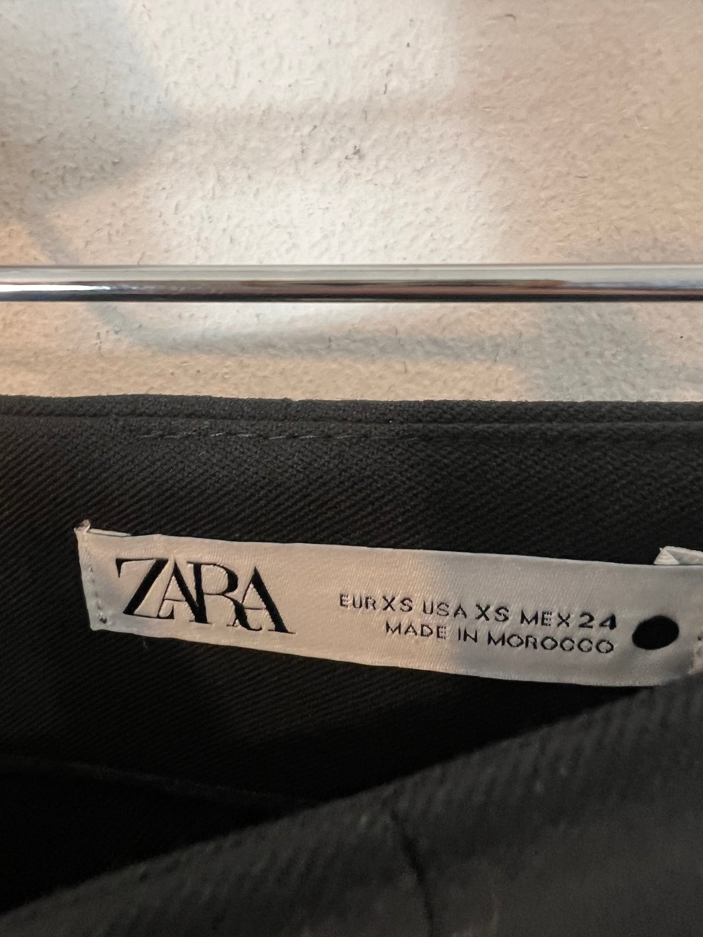ZARA. Falda negra pinzas. T XS