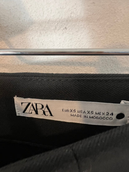 ZARA. Falda negra pinzas. T XS