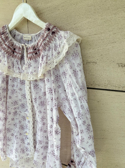 MAKSU. Blusa estampada cuello bordados