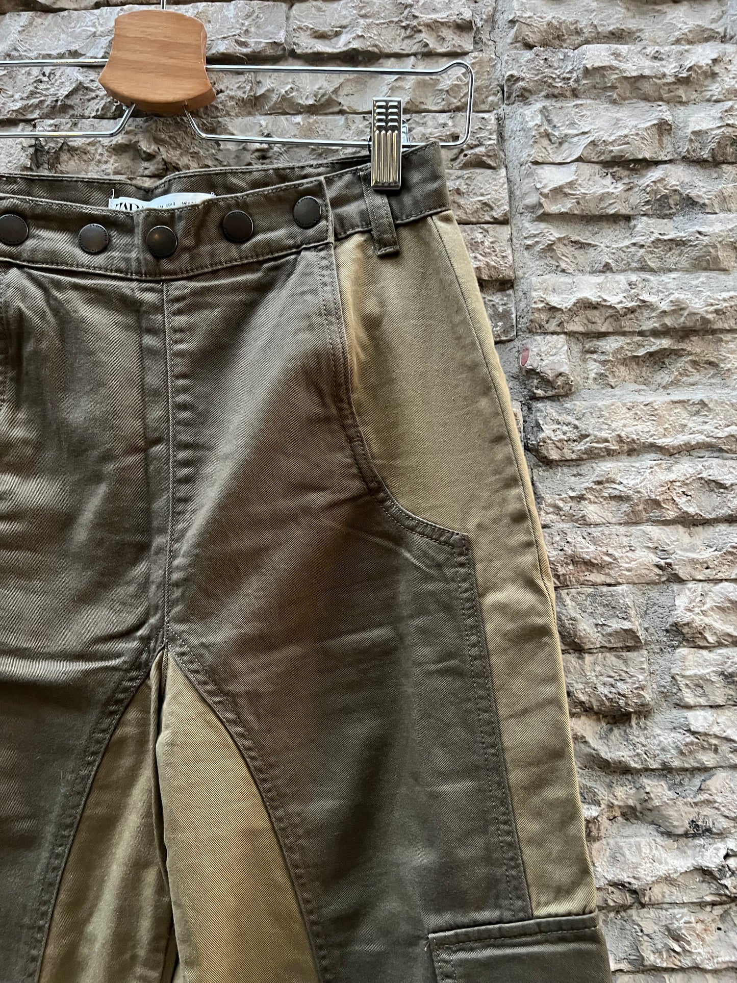 ZARA. Pantalón verde bolsillos