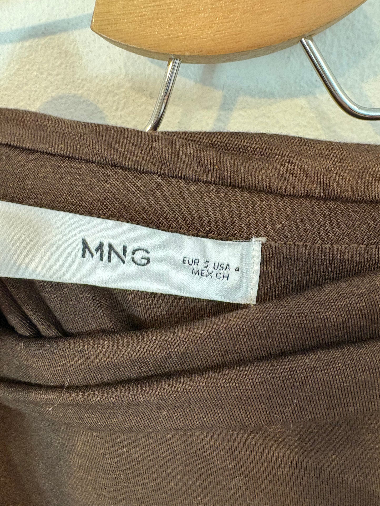 MANGO. Vestido midi marrón punto elástico