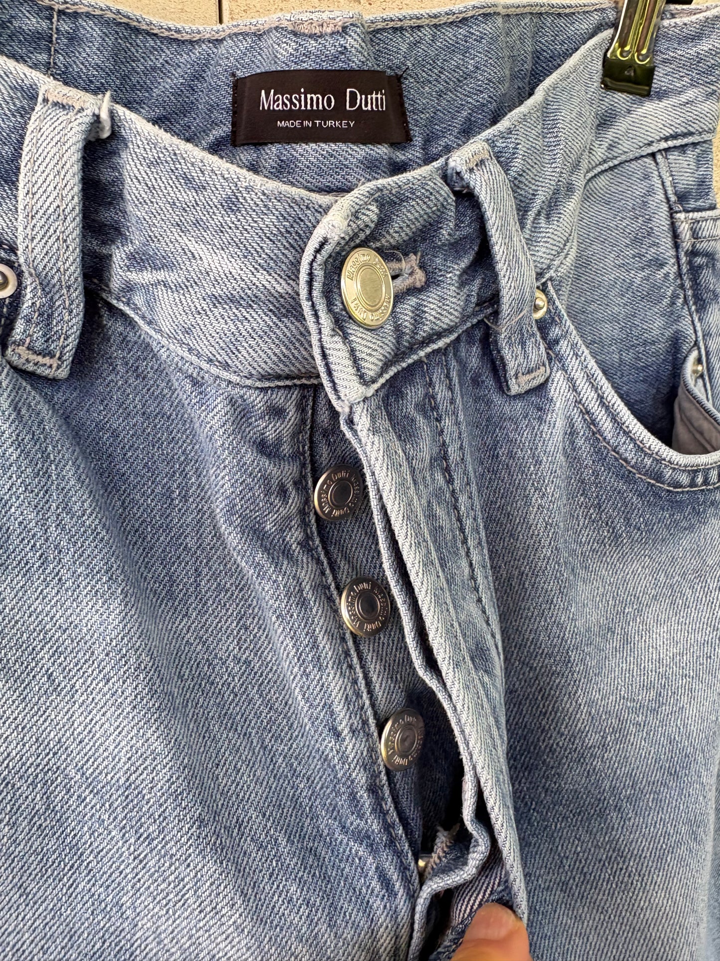 MASSIMO DUTTI. Pantalón denim abotonado