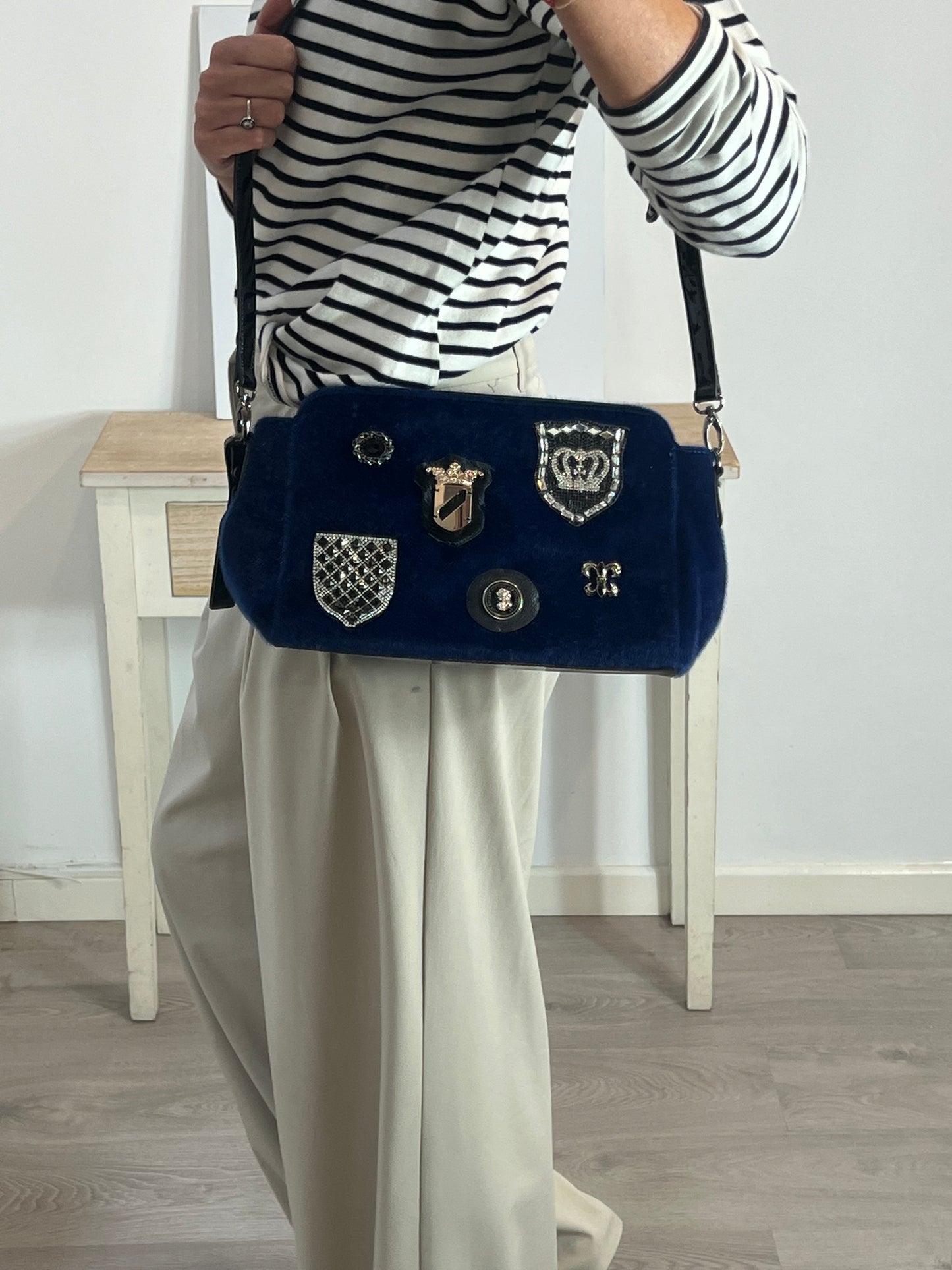 LOLA CASADEMUNT. Bolso azul terciopelo abalorios