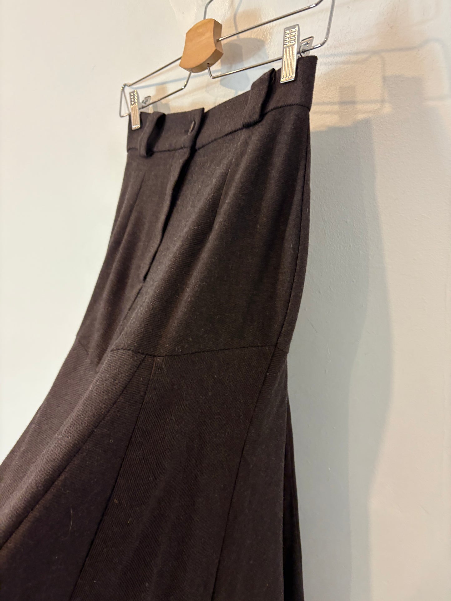 IQ COLLECTION. Conjunto marrón espiga detalle cuello