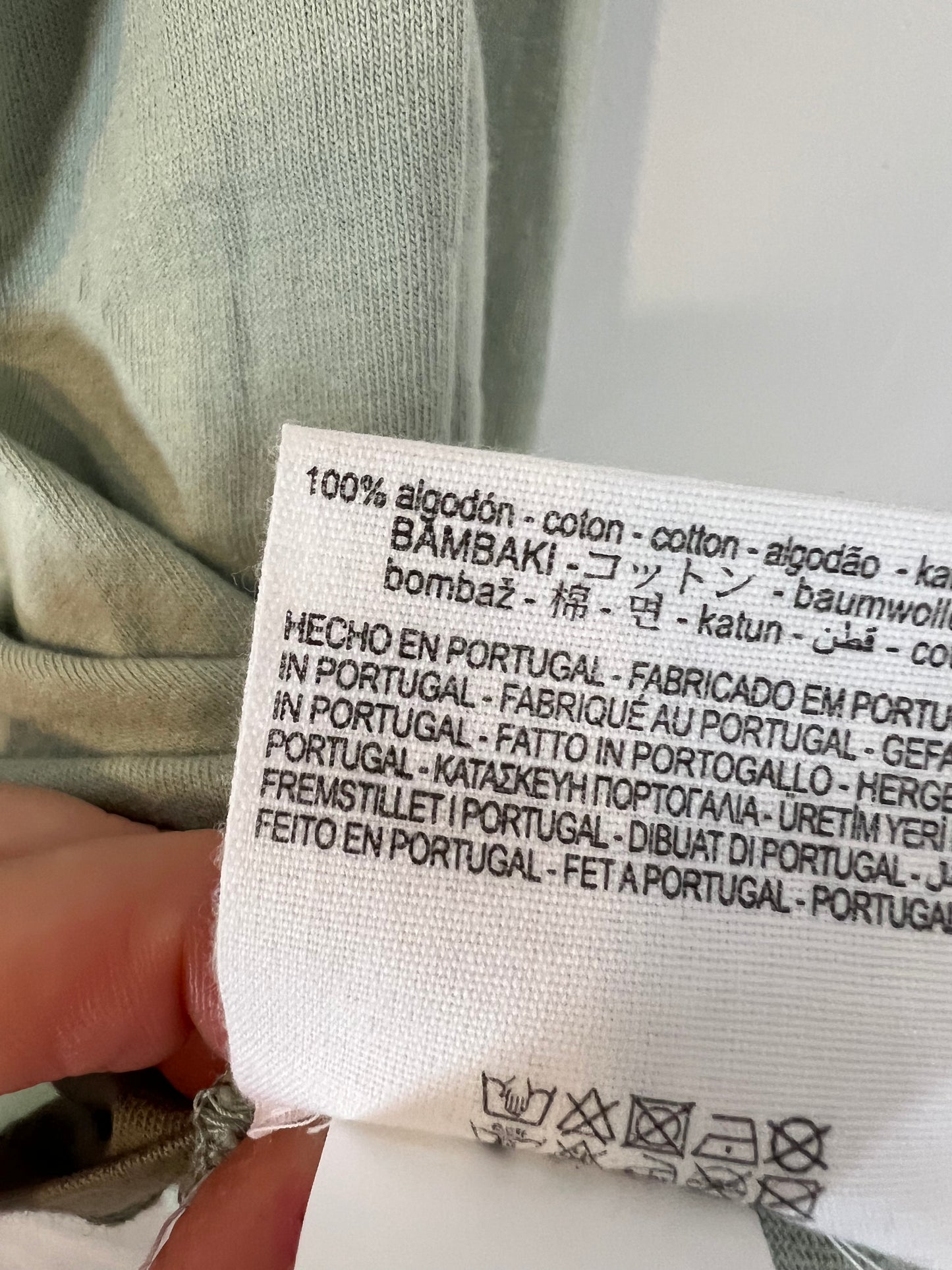 ZARA. Camiseta verde claro hombreras. T L