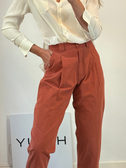 STELLA NOVA. Pantalón rojizo detalle bajo