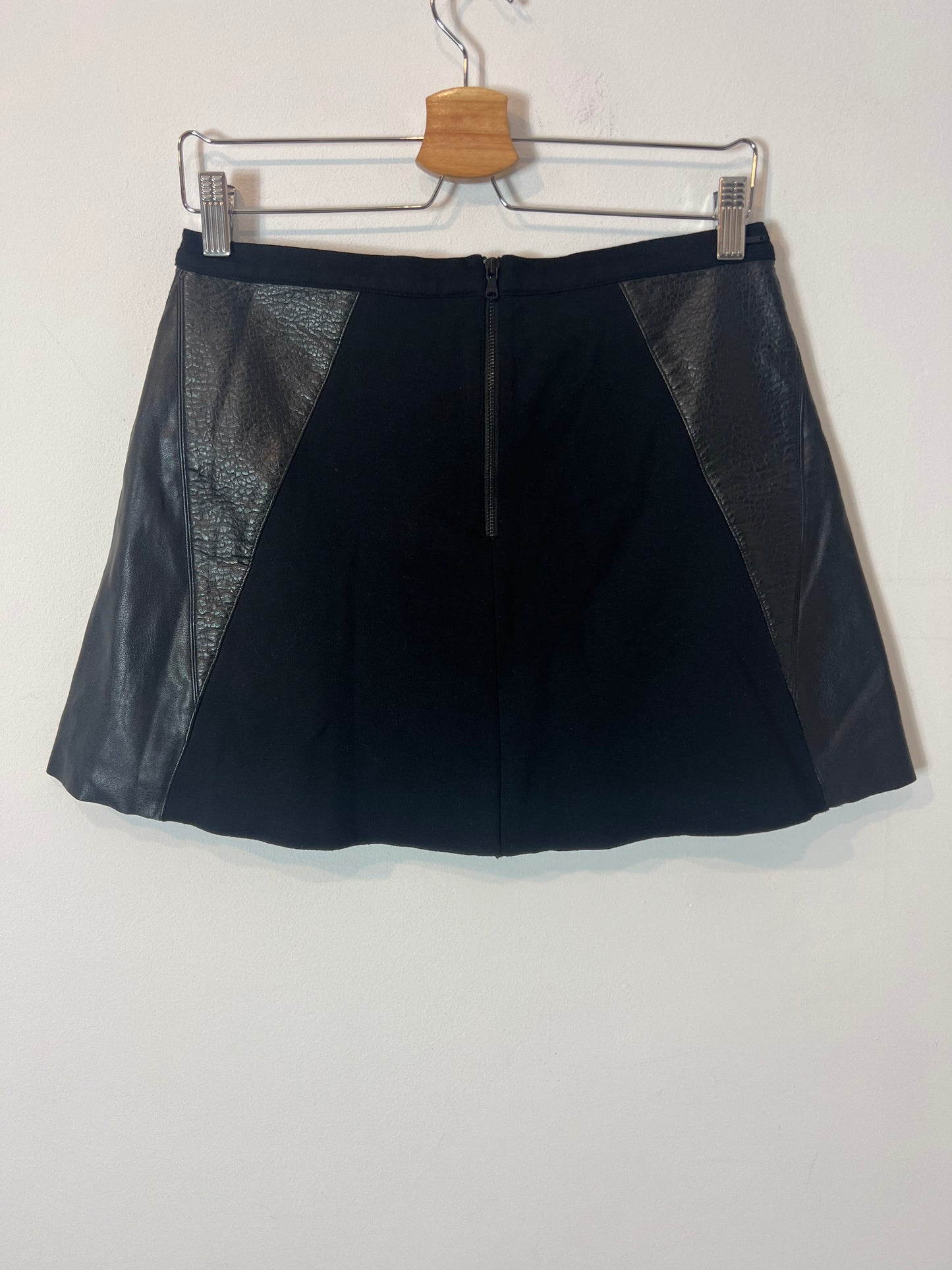 CALVIN KLEIN. Falda doble textura . T 36(M)