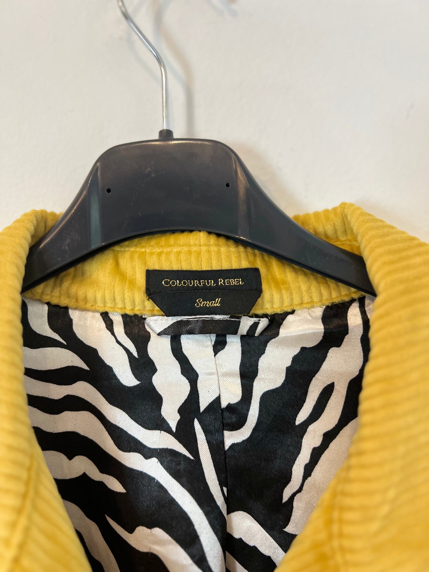 COLOURFUL REBEL. Chaqueta pana amarilla T.s