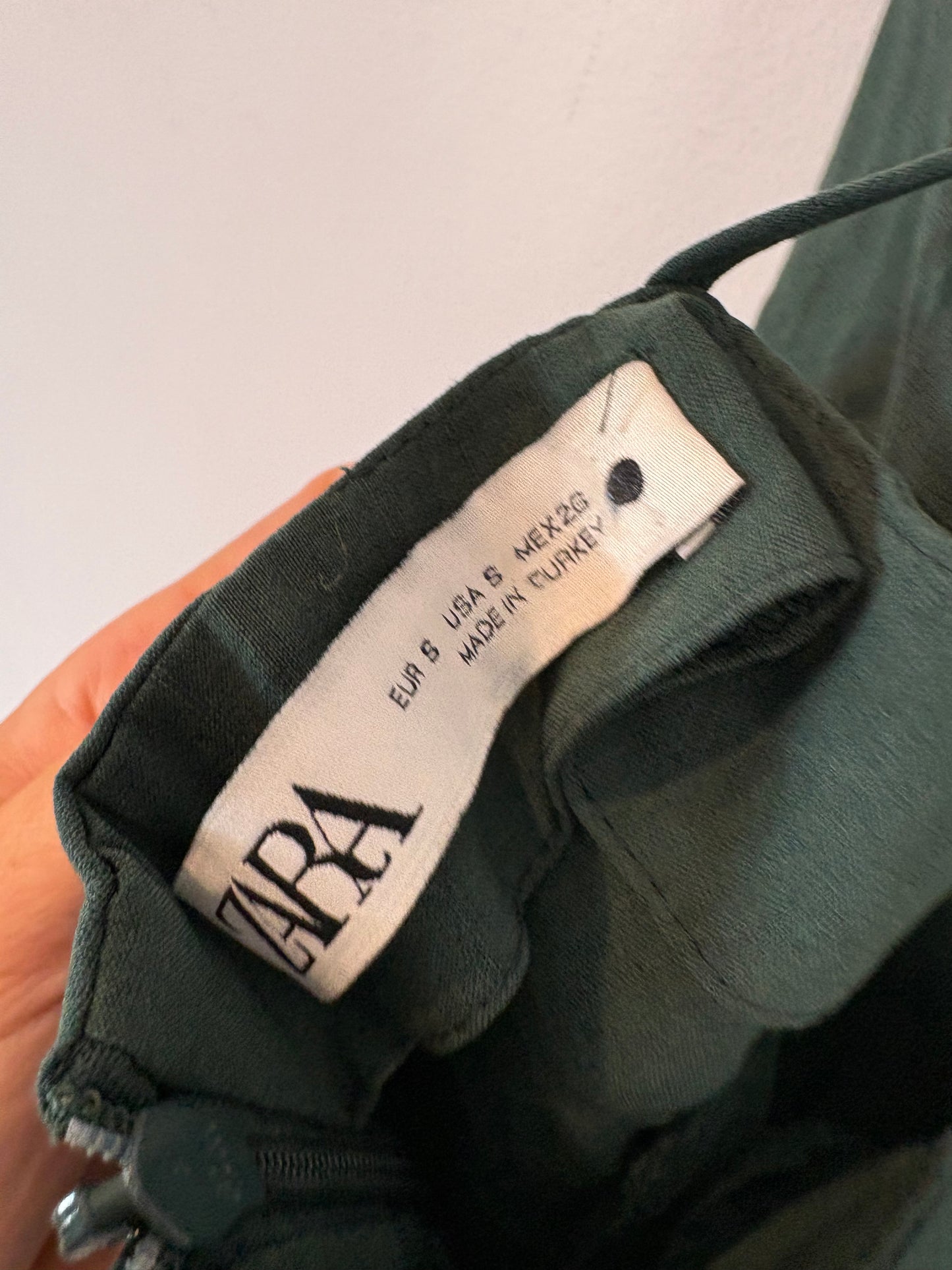 ZARA. Vestido corto verde fruncido. T S
