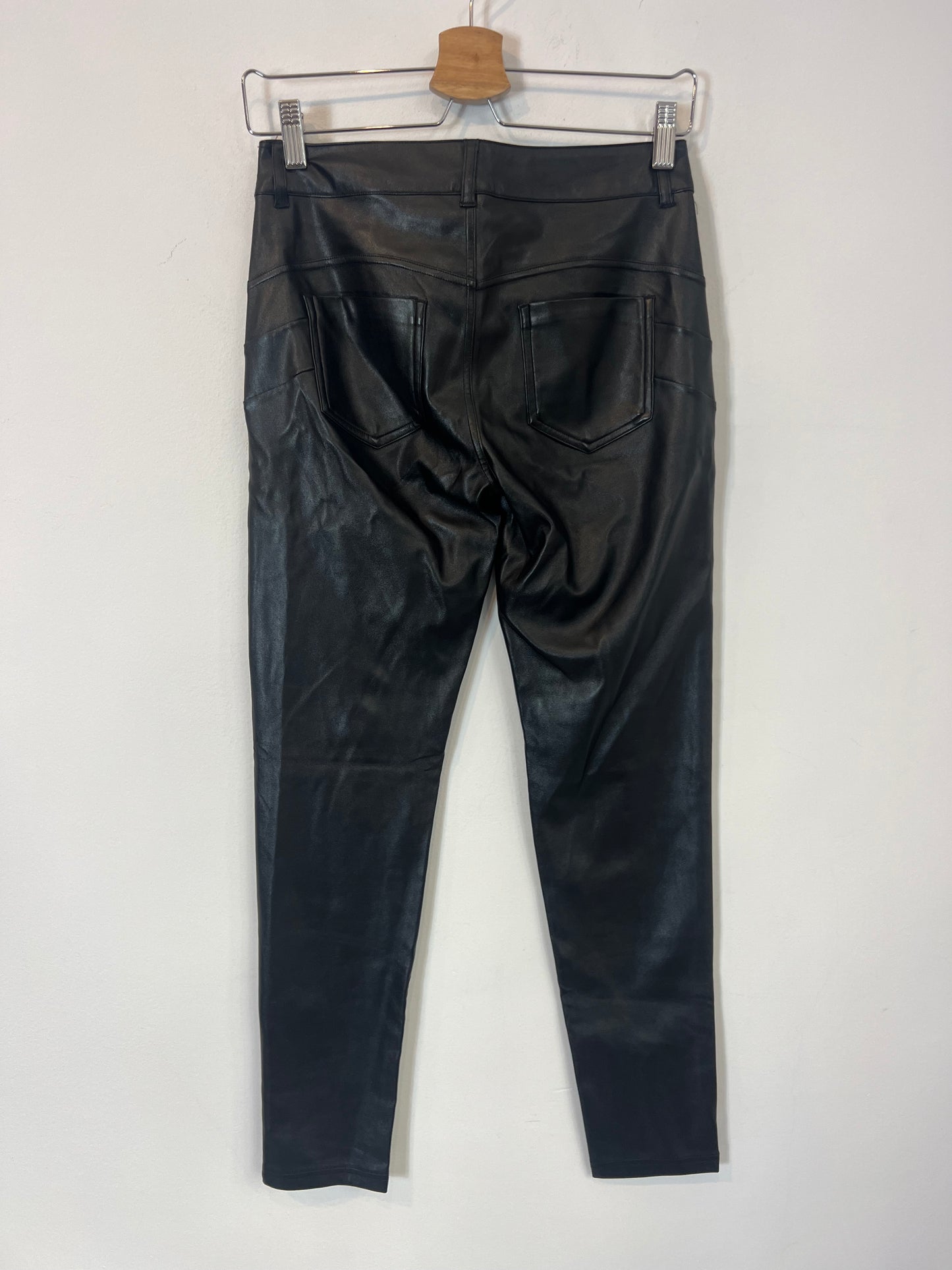 CALZEDONIA. Pantalón negro efecto piel. T S