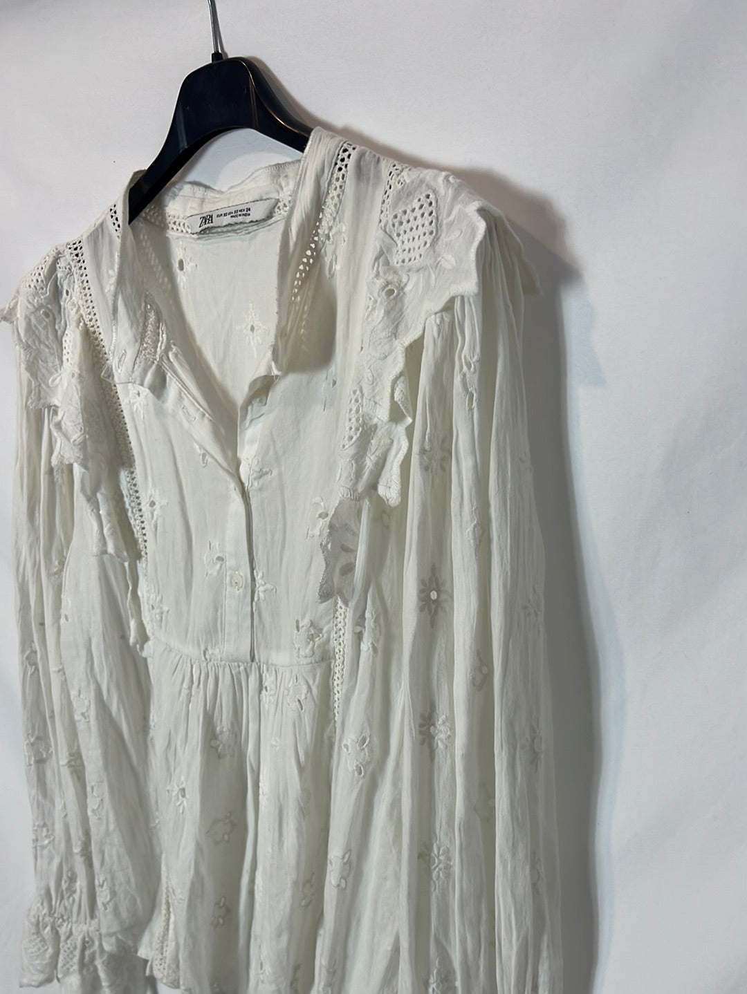 TaraZARA. White blouse with embroidered details. Size XS
