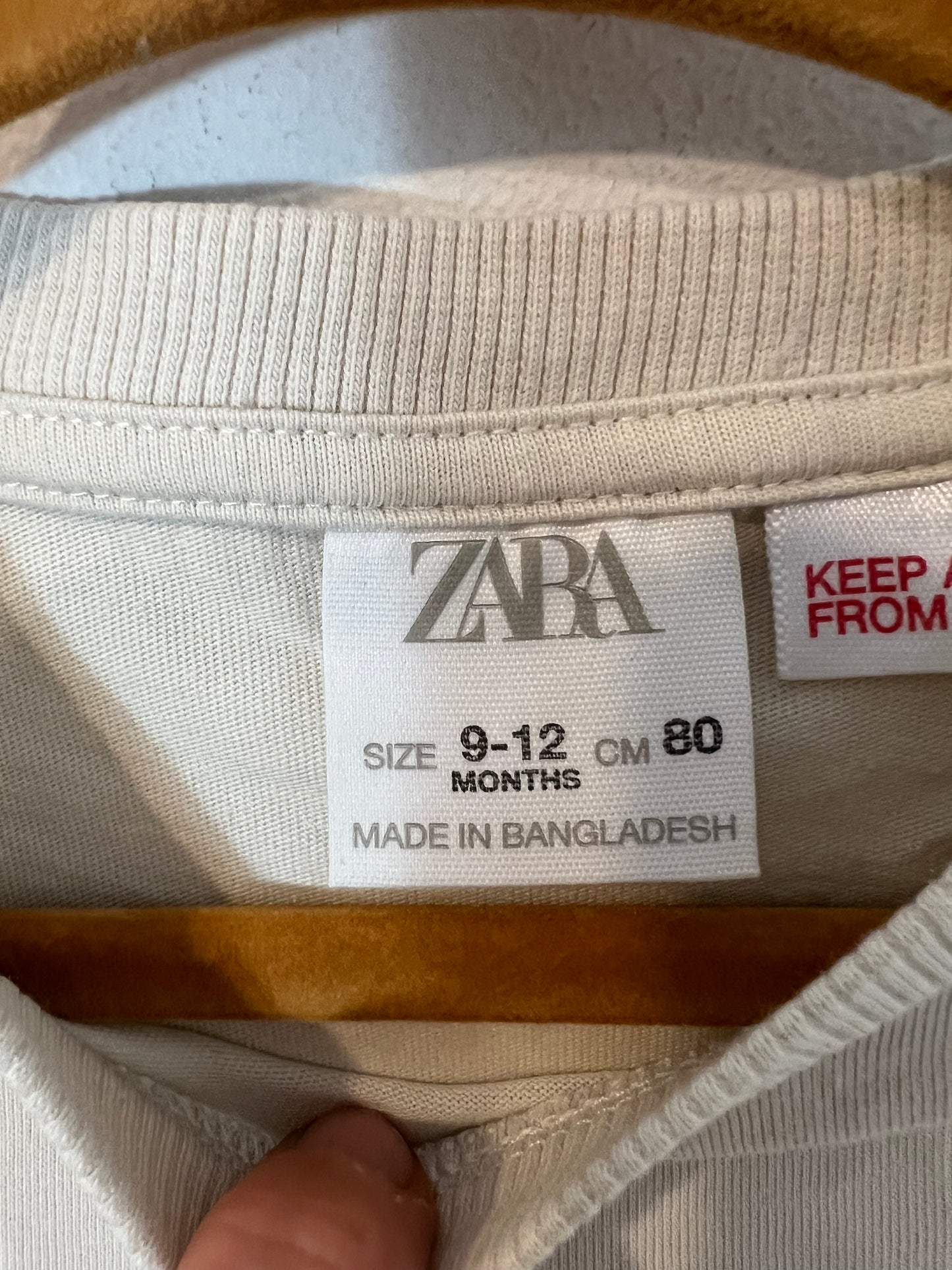 ZARA. Pack 3 camisetas algodón tonos tierra. T 9-12 meses