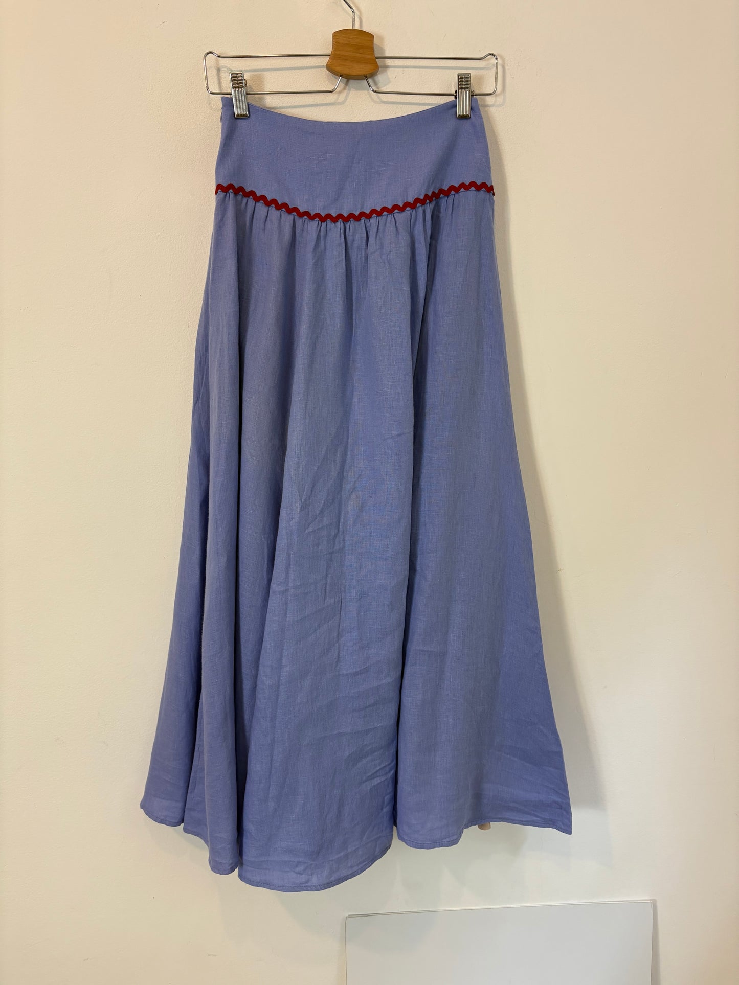 VOLANDA. Total look top y falda lino morado