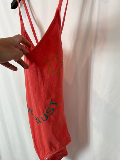 THE HIP TEE. Bañador rojo estampado. T M