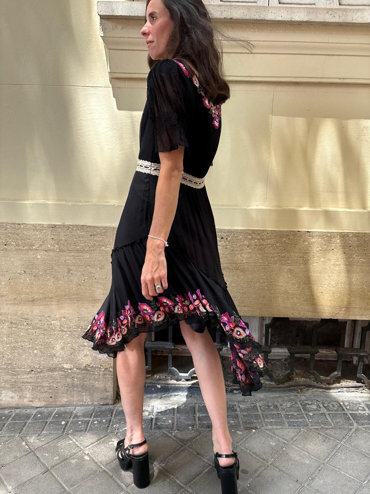 GALLIANO. Vestido de seda bordados y abalorios