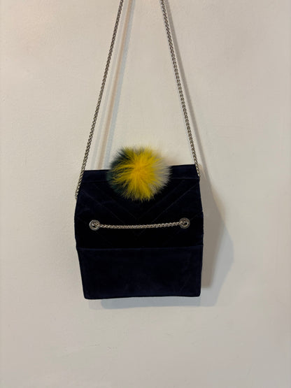 TITA MADRID.Bolso azul terciopelo pompón
