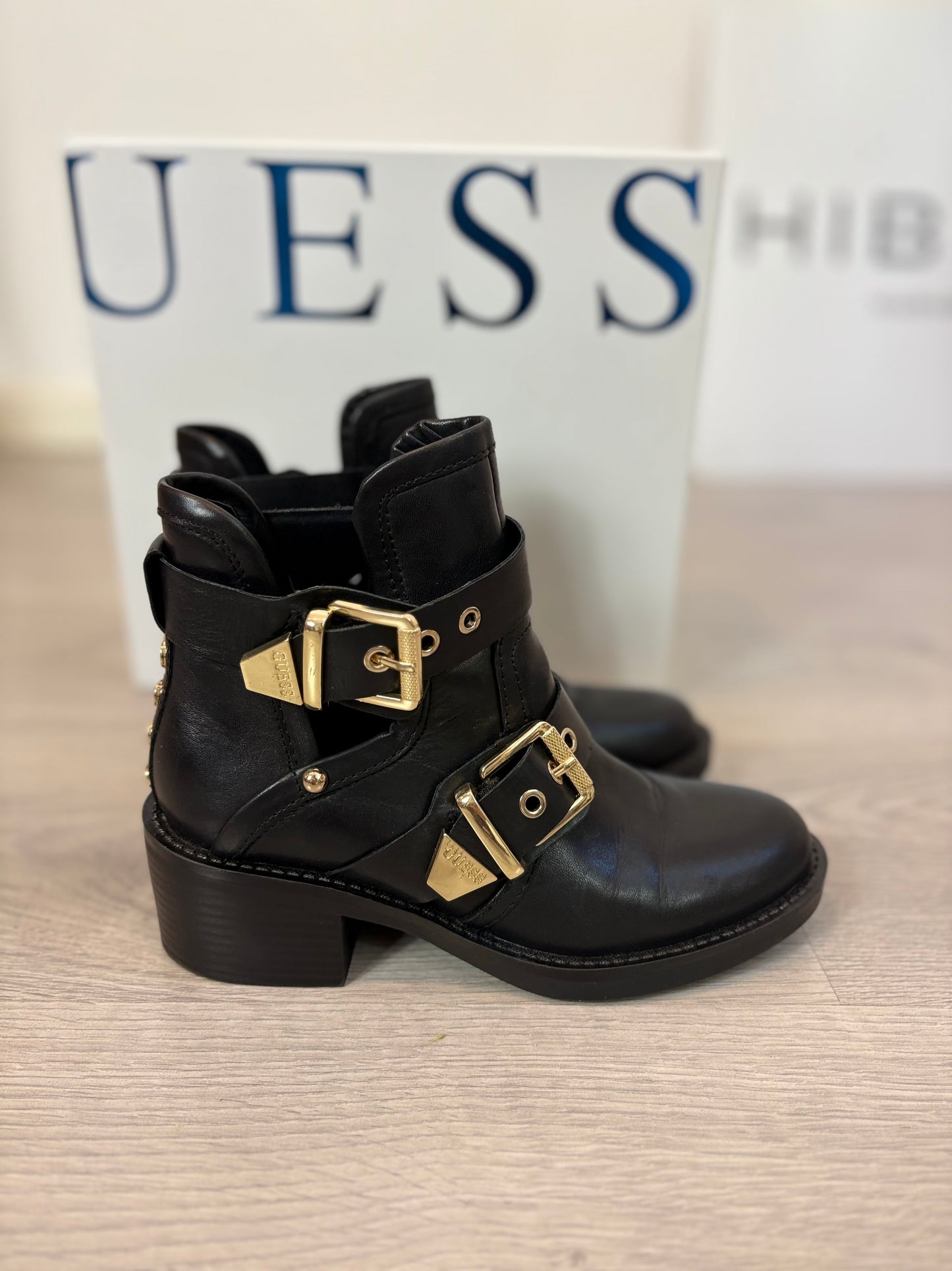 GUESS. Botines piel hebilla. T 36