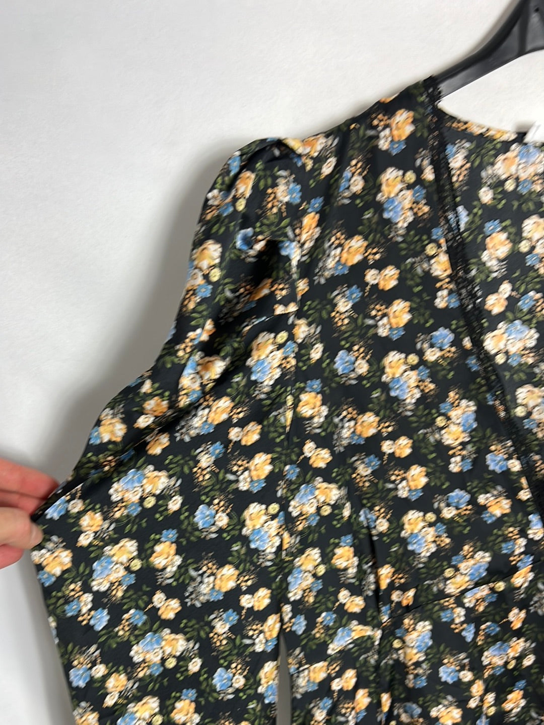 MANGO. Vestido midi detalle mangas y encaje . T S