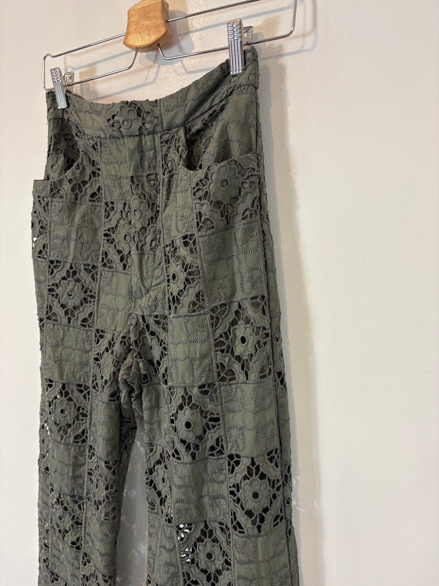 ZARA. Pantalón verde troquelado T.xs