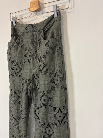 ZARA. Pantalón verde troquelado T.xs