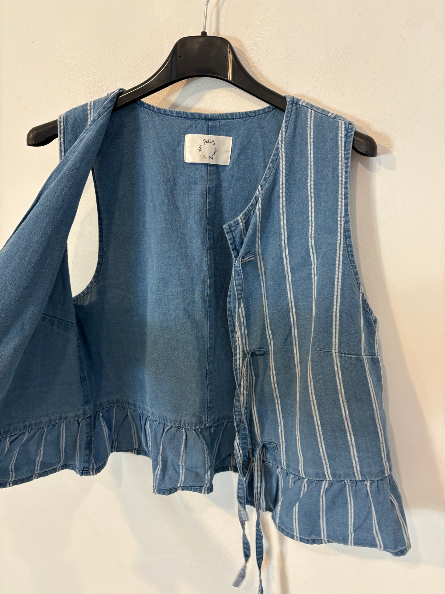 DES PETITS HAUTS. Conjunto denim ligero rayas