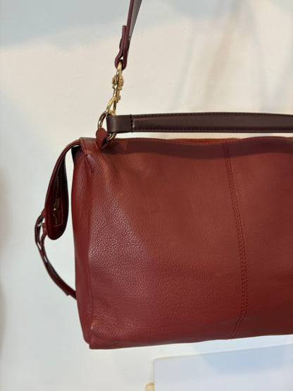 ADOLFO DOMINGUEZ. Bolso piel burdeos doble asa